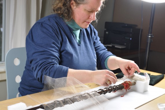 Stabilizing ribbons on a baton